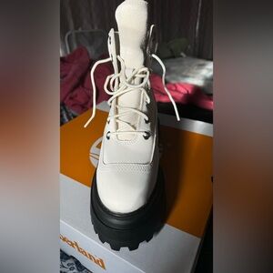 TIMBERLAND NWT, new in box, WHITE PLATFORM BOOT.  Size 6.5